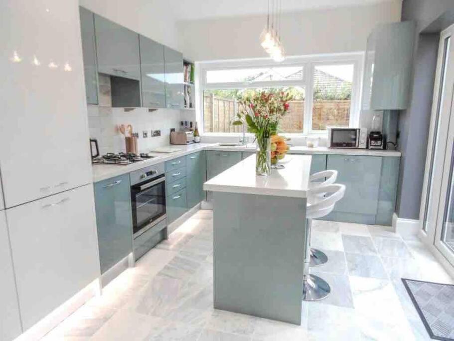 Spacious 4 Bed Rooms, Parking, Garden And Near Parks, Beaches And University Bournemouth Exterior photo