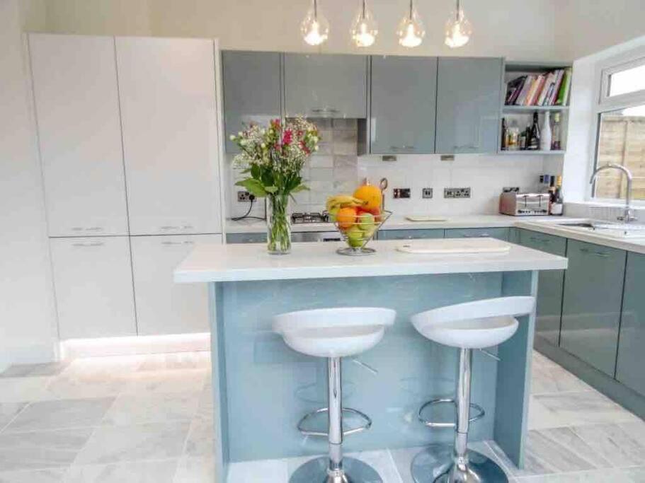 Spacious 4 Bed Rooms, Parking, Garden And Near Parks, Beaches And University Bournemouth Exterior photo